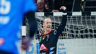 War mehrfach zur Stelle: Löwen-Torhüter Mikael Appelgren jubelt nach einer Parade