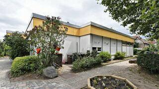 In der Stadtverordnetenversammlung diskutierten die Mitglieder wieder hitzig über die Wärmeversorgung für den Neubau der Kita in Fehlheim. Am alten Standort (siehe Bild) wartet man unterdessen sehnlich auf den Baustart. Er dürfte sich durch die nun beschlossene Variante – den Anschluss an das Wärmenetz im Stadtteil – erneut verschieben.