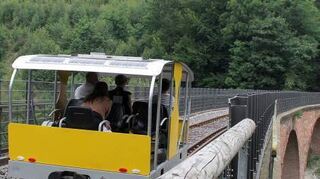 Fahrt mit der Solardraisine über Viadukte im Odenwald.