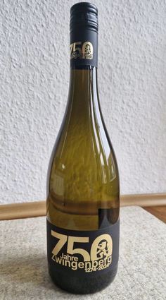 Der Wein zum Stadtjubiläum wird ab Dienstag ausschließlich im Bürgerbüro Zwingenberg verkauft.