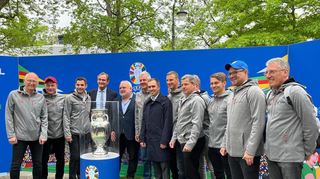 Philipp Lahm legte auf seiner Tour zur „Euro 2024“ einen Halt bei der „Euro of Mayors“ ein. Hier umringt vom Organisationsteam, links von ihm Helmut Glanzner, der Direktor des Leipziger Zoos Jörg Junhold und Oberbürgermeister Burkhard Jung.