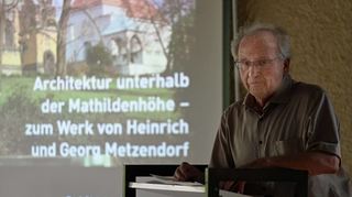 Frank Oppermann, Experte für das Werk von Heinrich Metzendorf, nahm bei einem Vortrag der Metzendorfgesellschaft die Architektur unterhalb der Mathildenhöhe in den Fokus.