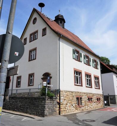 Die Alte Schule in Hochstädten wird zurzeit umgebaut und saniert. Die Kita-Kinder sollen im Frühjahr 2025 wieder einziehen können.