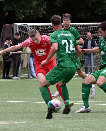 Nico Jäger (li.) findet keine Lücke in der kompakten Wald-Michelbacher Abwehr, die TSV Auerbach musste sich 0:4 geschlagen geben.