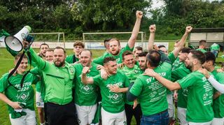 Die Spieler der SV Fürth feiern mit ihren Anhängern auf dem Rasen des FC Alemannia Groß-Rohrheim die Meisterschaft und den damit einhergehenden Aufstieg in die Gruppenliga Darmstadt.