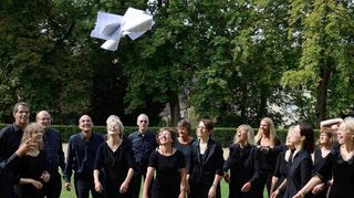 Der Kammerchor Cantemus Bensheim – links Dirigent Christoph Siebert – lädt zum Sommerkonzert nach Schwanheim ein.