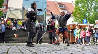 Beim Mittelaltermarkt im Hof des „Schlösschens“ wurde mit scharfer Klinge gefochten.