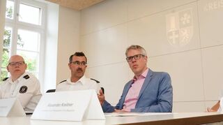 Informierten über die Notfallmedizin im Kreis Bergstraße: (v.l.) Markus Stracke (stellvertretender Abteilungsleiter der Abteilung Gefahrenabwehr), Marc Häffner (Facharzt für Allgemeinmedizin und Notfallmedizin/ ärztliche Leitung Rettungsdienst), Landrat Christian Engelhardt und Alexander Kreitner (Qualitätssicherung Rettungsdienst).