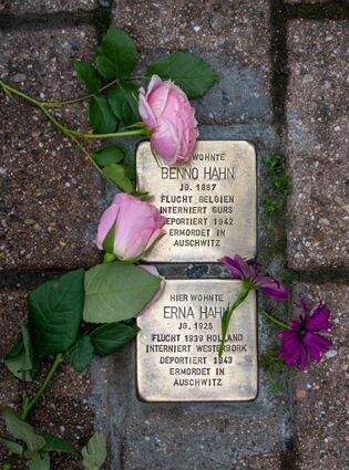 Stolpersteine der Auerbacher Synagoge werden von Schülerinnen und Schülern des Goethe Gymnasiums geputzt (im Rahmen der Europawoche) ,, Bild: Thomas Neu