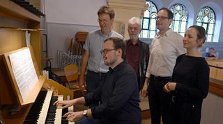 Die Organisten Gregor Knop, Lukas Euler, Wolfgang Portugall und Jens Braun sowie Chorleiterin Constanze van Deyk (v.l.) wirkten bei „Bach und Bike“ mit.