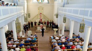 Die vier Kirchen, in denen „Bach und Bike Station“ machte, waren jeweils voll besetzt. In der Schwanheimer Kirche hatte der Chor Da Capo mit Chorleiterin Constanze van Deyk einen Auftritt.