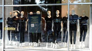 Mit einer Aktion im Schaufenster macht die Belegschaft von Galeria am Paradeplatz auf den drohenden Verlust von 100 Arbeitsplätzen aufmerksam.