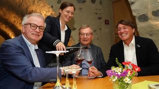 Genossen europäischen Wein (v.l.) MdEP Michael Gahler, Peter Stephan (Senioren Union Bergstraße) und Sebastian Clever (CDU Zwingenberg).