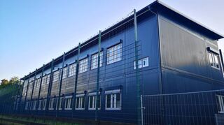 Zusätzlich zu den vier Unterrichtscontainern im Pausenhof stehen nun acht neue Unterrichtscontainer auf dem früheren Bolzplatz unterhalb der Schule.