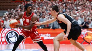 Darius Perry und die Würzburg Baskets haben es an diesem Freitag selbst in der Hand: Mit einem Sieg gegen Titelverteidiger Ulm ziehen sie ins Halbfinale ein. Denn die Würzburger Basketballer gewannen Spiel drei der Playoff-Serie am Mittwochabend knapp mit 82:79.