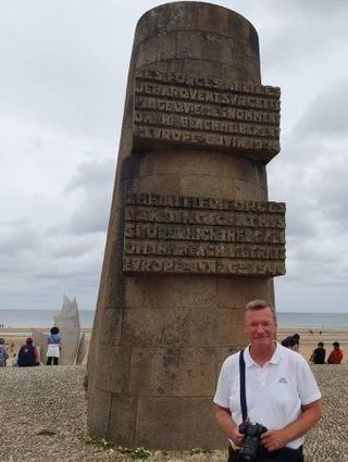 Vor Ort: Autor Konstantin Groß vor dem Denkmal am Omaha-Beach.