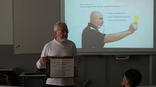 In einem Demokratie-Workshop der Jubiläumswoche zu 50 Jahren Martin-Buber-Schule zeigte Aktivist Manfred Forell die Bedeutung des Grundgesetzes, der Rechtsstaatlichkeit auf.