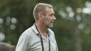 In Gedanken: Alemannia-Trainer Georg Eckardt muss beim Derby in Bürstadt personell ein wenig improvisieren.