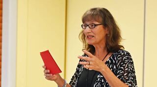 Monika Sattel präsentierte im Dorfgemeinschaftshaus in Fehlheim Lyrik, die Begebenheiten des Alltags beschreibt.