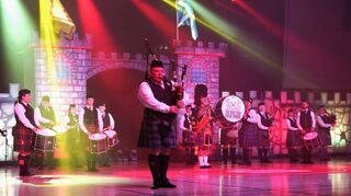 Dudelsackspieler und Trommler aus Schottland in Bensheim: „The Scottish Music Parade“ sorgte für große Begeisterung in der ausverkauften Weststadthalle.