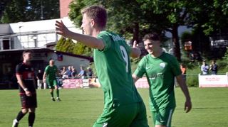 Erleichterung, aber keinesfalls Entwarnung für den VfR Fehlheim im Abstiegskampf: Paul Herbel bejubelt hier sein Tor zum 3:0-Endstand gegen W.-Michelbach.