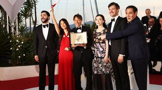 US-Regisseur Sean Baker (mit Palme) und Mitwirkende seines Films „Anora“ bei der Preisgala in Cannes.