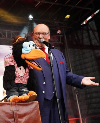 Tausendsassa Kay Scheffel brillierte unter anderem „im Gespräch“ mit dem Raben Rocky, die Warees zeigten eine skurrile Puppenshow.