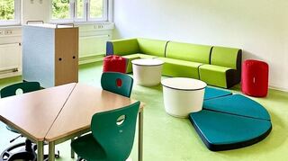 Der Spielmannszug musizierte gemeinsam mit Grundschülern (oben). Blick ins Innere der Unterrichtscontainer der „Schule am Hang“.