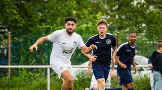 Rojhat Akcan (l.) feierte mit Eintracht Bürstadt einen souveränen Derbysieg gegen Gross-Rohrheim um Haris Hodzic.