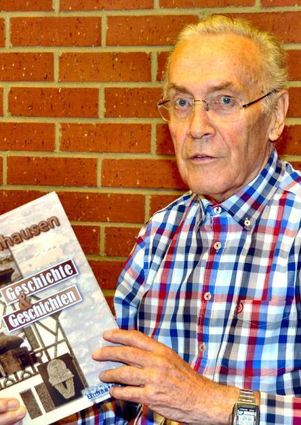 Kurt Müller mit dem Buch „Einhausen – Geschichte & Geschichten“.