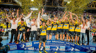 Sein wichtigster Titelmit den Rhein-NeckarLöwen: Uwe Geheimergewinnt 2016 diedeutsche Meisterschaftund hält die Schalein die Höhe.