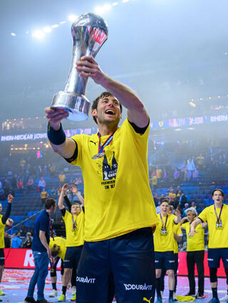 Sein letzter Titel als Spieler mit denRhein-Neckar Löwen: Uwe Gensheimerfeiert nach vielen vergeblichen Anläufen den Pokalsieg.
