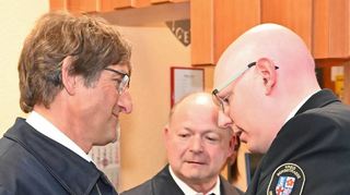 Karl-Heinz Zecher (li.) und Reiner Schellhaas (Mitte) wurden von Kreisbrandmeister Markus Stracke (re.) für ihre Verdienste um den Brandschutz geehrt.