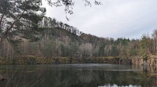 Der alte Steinbruch bei Messbach ist zu einem Naherholungsgebiet geworden (links). Die Heuneburg bei Niedernhausen ist der Rest einer keltischen Siedlung.