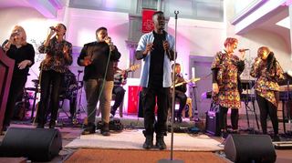 Elisa Mbukwa und seine Band begeisterten ihre Zuhörer beim Konzert in Lindenfels.