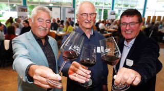 Die Weingilde hatte eine Weinprobe mit Weinen aus Bensheimer Partnerstädten organisiert. Unser Bild zeigt (v.l.): Vorsitzender Manfred Berg, Organisator Franz Turber und Robert Eberle, stellvertretender Weingilde-Vorsitzender.