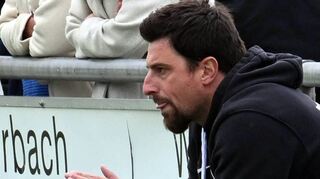Da kann der Auerbacher Trainer Giuliano Tondo seiner Mannschaft applaudieren; diese hat sich nämlich vorzeitig den Gruppenliga-Verbleib gesichert.
