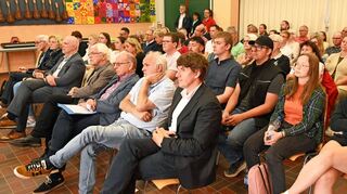 Voll besetzte Reihen beim Demokratie-Diskussionsabend in Gadernheim.