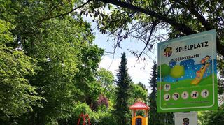 Viel Grün umgibt den Spielplatz Zedernstraße. In der nächsten Ausschuss-Sitzung ist er erneut Thema. Der Magistrat empfiehlt, ihn aufzugeben.