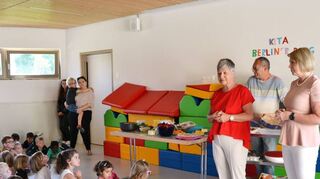 Beim Internationalen Frühstück in der Kita am Berliner Ring kam auch Bürgermeisterin Christine Klein zu Besuch.