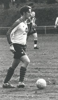 In Schönberge hat Fußball Tradition: hier der Vorsitzende Daniel Fritz vor etwa 26 Jahren selbst am Ball.