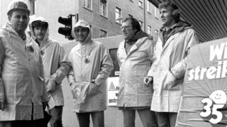 Metallarbeiter (hier beim Stuttgarter Automobilzulieferer Mahle) wollen kürzere Arbeitszeiten. Der Arbeitskampf eskaliert, von Aussperrungen sind 1984 mehr als 500 000 Arbeiter im Südwesten betroffen.