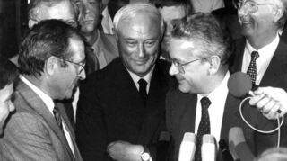 Der Verhandlungsführer der Arbeitgeber, Hans Peter Stihl (r), der Stuttgarter IG Metall Bezirksleiter Ernst Eisenmann und der unparteiische Schlichter Georg Leber (SPD-Politiker) am 28. Juni 1984 in Stuttgart nach der Unterzeichnung der Schlichtungsempfehlung. Foto: Ull Michel/dpa