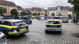 Am Freitagmittag kam es auf dem Mannheimer Marktplatz zu einem größeren Polizeieinsatz mit mehreren Verletzten. Das Gebiet ist großräumig gesperrt.