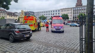 Rettungskräfte und Polizei stehen auf dem Marktplatz, auf dem am Freitagmittag mindestens drei Menschen zum Teil schwer verletzt worden sind.