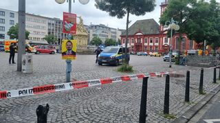 Der Marktplatz ist abgeriegelt und auch der Schienenverkehr ist zwischen dem Kurpfalzkreisel und dem Paradeplatz bis auf Weiteres gesperrt.