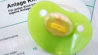 Lohnt sich für Eltern eher das Kindergeld oder der Kinderfreibetrag? Das Finanzamt prüft das im Rahmen der Steuererklärung automatisch.