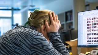Wer viel Druck auf der Arbeit hat, der wird auch schneller seelisch krank - aber dagegen kann jeder Arbeitnehmer Maßnahmen ergreifen.