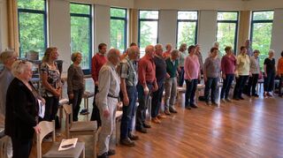 Zur ersten Probe des Chors „Vielklang“ kamen 25 Sängerinnen und Sänger ins Pfarrzentrum von Sankt Georg.
