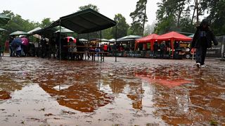 Pech mit dem Wetter hatte der SV Schönberg, der am Wochenende sein 75-jähriges Bestehen feierte. Der idyllisch gelegene Waldsportplatz hatte sich in eine schlammige Seenlandschaft verwandelt.